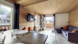 een woonkamer met een tafel en een bank bij la ranche in Montriond