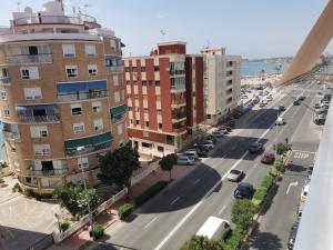 vista aerea di una strada cittadina con edifici di Great apartment with a view of the sea a Torrevieja