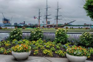 einen Garten mit Blumen vor einem Schiff in der Unterkunft Hilton Philadelphia at Penn's Landing in Philadelphia