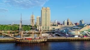 un gran barco atracado en un puerto de una ciudad en Hilton Philadelphia at Penn's Landing en Filadelfia