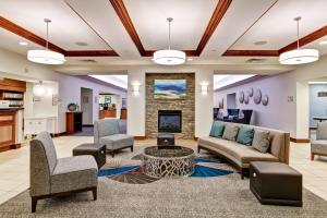 een woonkamer met meubels en een open haard bij Homewood Suites by Hilton Bentonville-Rogers in Rogers