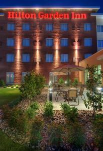 ein Hotel mit einer Terrasse und einem Gasthof im Hotelgarten in der Unterkunft Hilton Garden Inn Fort Worth Medical Center in Fort Worth