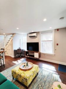 uma sala de estar com um sofá e uma televisão em Charming 1BDR In Central Rittenhouse Square With Patio Hosted by StayRafa em Filadélfia