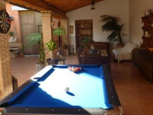 una mesa de billar en el centro de una sala de estar en CortijoRamon, en El Brosquil