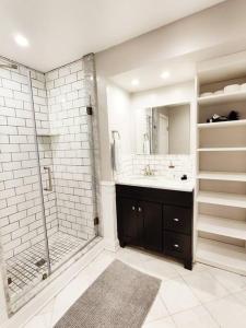 baño blanco con ducha y lavamanos en Charming 1BDR In Central Rittenhouse Square With Patio Hosted by StayRafa en Filadelfia