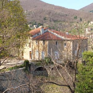 a house in the middle of a mountain at Gite Mas Des Combes in Mandagout