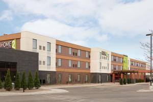 un edificio de oficinas con un edificio de viviendas en Home2 Suites by Hilton Milwaukee Airport en Milwaukee