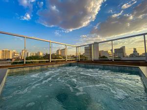 a hot tub on the roof of a building at Hotel Rio Vermelho in Goiânia