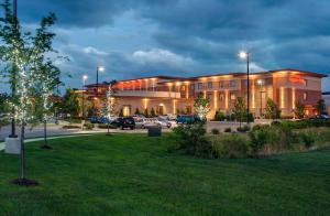 ein Gebäude mit einem Parkplatz davor in der Unterkunft Hilton Garden Inn Milwaukee Airport in Milwaukee