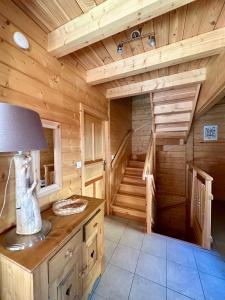 een kamer met een trap in een blokhut bij Oreeduloup Chalet Japp'loup 10/12 Pers. in Le Dévoluy