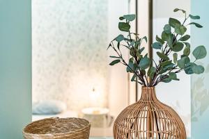 een vaas met een plant erin op een tafel bij La Maison Charpennes-appartement Eucalyptus 4 pers in Villeurbanne