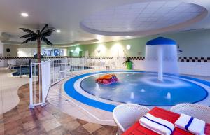 a large swimming pool in a large room at Hilton Garden Inn Chicago O'Hare Airport in Des Plaines