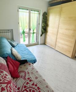 Schlafzimmer mit einem Bett und einer Glasschiebetür in der Unterkunft Casa Colleverde in Matonti