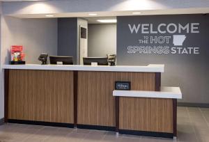 a lobby with a welcome to the hot springs state sign at Hampton Inn Bentonville-Rogers in Rogers