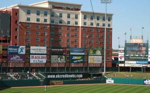 ein Baseballfeld mit einem Gebäude im Hintergrund in der Unterkunft Hampton Inn & Suites Oklahoma City-Bricktown in Oklahoma City