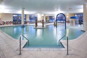 einem großen Innenpool in einem Gebäude in der Unterkunft Hampton Inn & Suites Oklahoma City-Bricktown in Oklahoma City