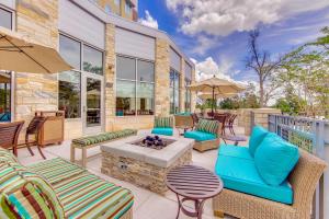 eine Terrasse mit Stühlen, Tischen und einer Feuerstelle in der Unterkunft Hilton Garden Inn North Houston Spring in Spring