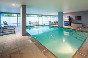 uma grande piscina num quarto de hotel em Hampton Inn & Suites St. Louis at Forest Park em Saint Louis