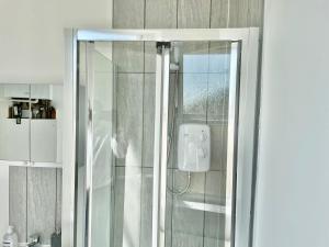um chuveiro com uma porta de vidro na casa de banho em Cheerful 1 Bed Apartment Cardiff City Centre - Penarth Rd em Cardiff