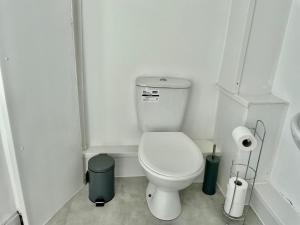 uma pequena casa de banho com WC e uma lata de lixo em Cheerful 1 Bed Apartment Cardiff City Centre - Penarth Rd em Cardiff