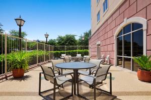 Balkón nebo terasa v ubytování Embassy Suites by Hilton Austin Arboretum