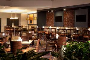 Restaurace v ubytování Embassy Suites by Hilton Austin Arboretum