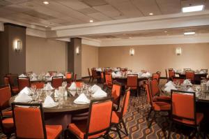 Restaurace v ubytování Embassy Suites by Hilton Austin Arboretum