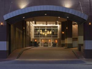 an entrance to a building at night with a chandelier at Hilton Garden Inn Austin Downtown-Convention Center in Austin