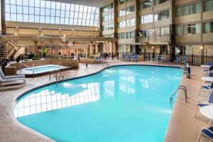 a large swimming pool in a hotel lobby at DoubleTree by Hilton Cleveland – Westlake in Westlake