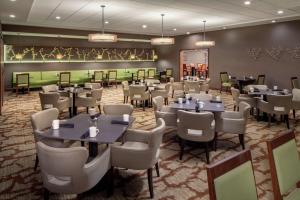 a restaurant with tables and chairs in a room at DoubleTree by Hilton Cleveland – Westlake in Westlake