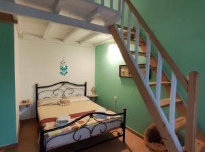 - une chambre avec un lit et un escalier dans l'établissement Guestroom Happynest no.3, à Melíssia