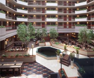 eine Luftansicht auf eine Hotellobby mit Pool in der Unterkunft Embassy Suites by Hilton Dallas Near the Galleria in Dallas