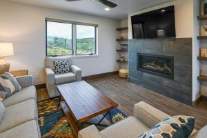 スティームボート・スプリングズにあるSteamboat Springs Apt with Views, 15 Mi to Skiing!のリビングルーム(暖炉、テレビ付)