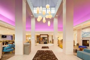 a lobby with columns and a purple ceiling at Hilton Garden Inn Cincinnati Blue Ash in Blue Ash