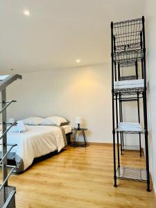 1 dormitorio con litera y suelo de madera en Appartement individuel situé à Créteil proche Henri Mondor, en Créteil