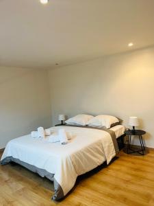 a bedroom with two beds with white sheets and two lamps at Appartement individuel situé à Créteil proche Henri Mondor in Créteil