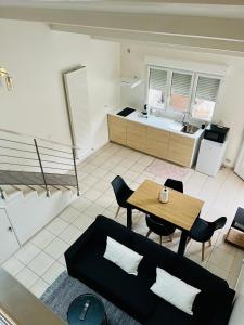 a living room with a table and a kitchen at Appartement individuel situé à Créteil proche Henri Mondor in Créteil