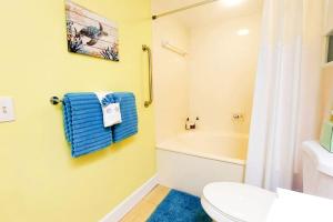 a bathroom with a toilet and a bath tub at Paradise Sol 2Bd2Ba Condo on Golf Course Near Bch in St Petersburg +30 photos