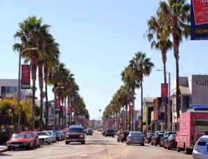 una concurrida calle de la ciudad con palmeras y coches en Swim, Dine, Relax in Marina Del REY en Los Ángeles