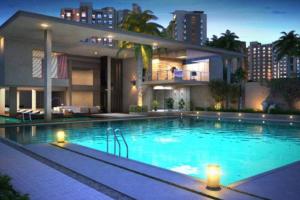 una gran piscina frente a una casa en Swim Dine Relax in Marina Del REY, en Los Ángeles
