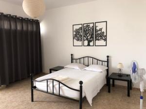 Tarrafal Ecodécor Rooms tesisinde bir odada yatak veya yataklar