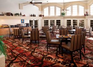 A restaurant or other place to eat at Embassy Suites by Hilton Flagstaff