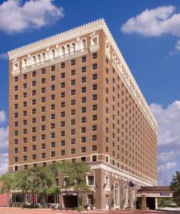 duży budynek hotelowy z dużym budynkiem w obiekcie Hilton Fort Worth w mieście Fort Worth