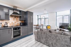 Kitchen o kitchenette sa Newly Refurbished Stylish Central Apartment