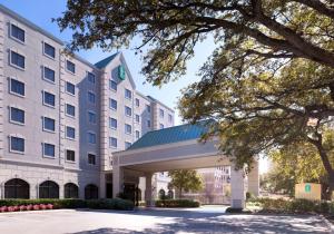 een weergave van de voorkant van een hotel bij Embassy Suites by Hilton Houston Near the Galleria in Houston