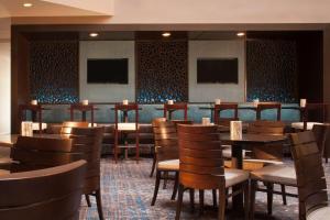 En restaurang eller annat matställe på Embassy Suites by Hilton Houston Near the Galleria