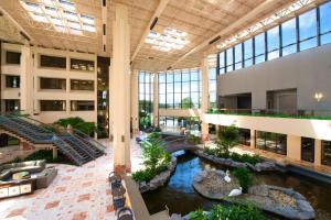 - une vue sur le therium d'un bâtiment avec une rivière dans l'établissement Embassy Suites by Hilton Palm Beach Gardens PGA Boulevard, à Palm Beach Gardens