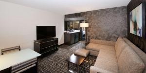 TV a/nebo společenská místnost v ubytování Embassy Suites by Hilton Las Vegas