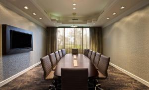 Embassy Suites by Hilton Palm Beach Gardens PGA Boulevard的电视和/或娱乐中心