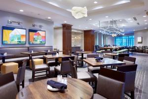 uma sala de jantar com mesas e cadeiras e um restaurante em Hilton Minneapolis-St Paul Airport em Bloomington